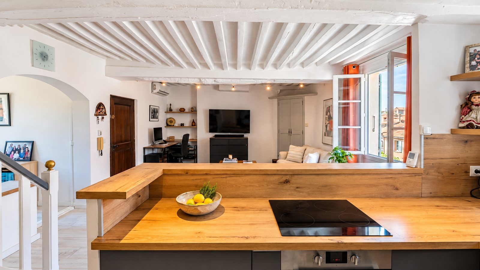 Cuisine ouverte avec plan de travail en bois