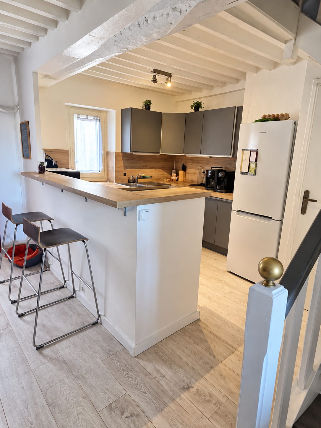 Cuisine avec escalier menant à l'étage