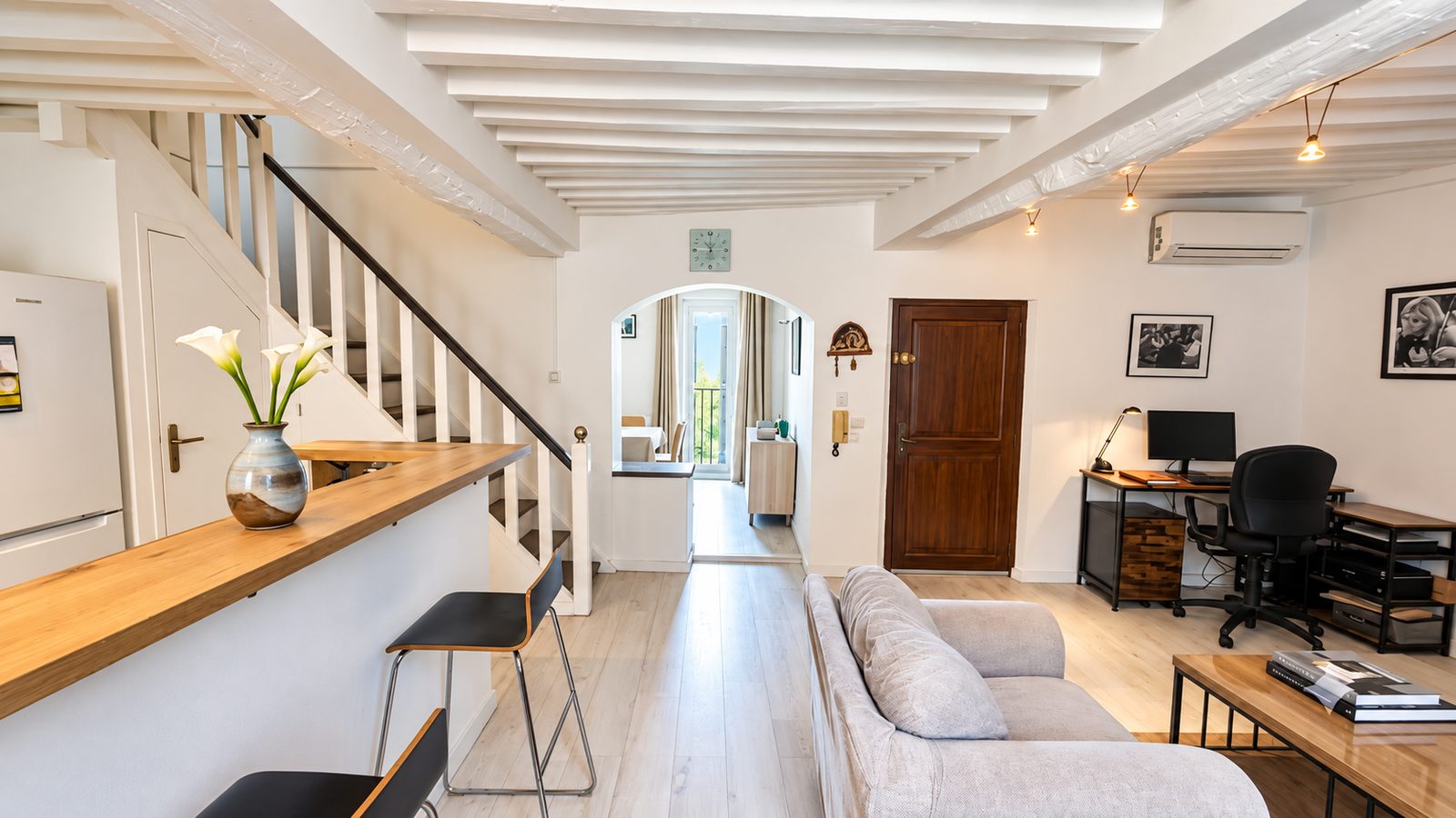 Séjour avec escalier menant au duplex