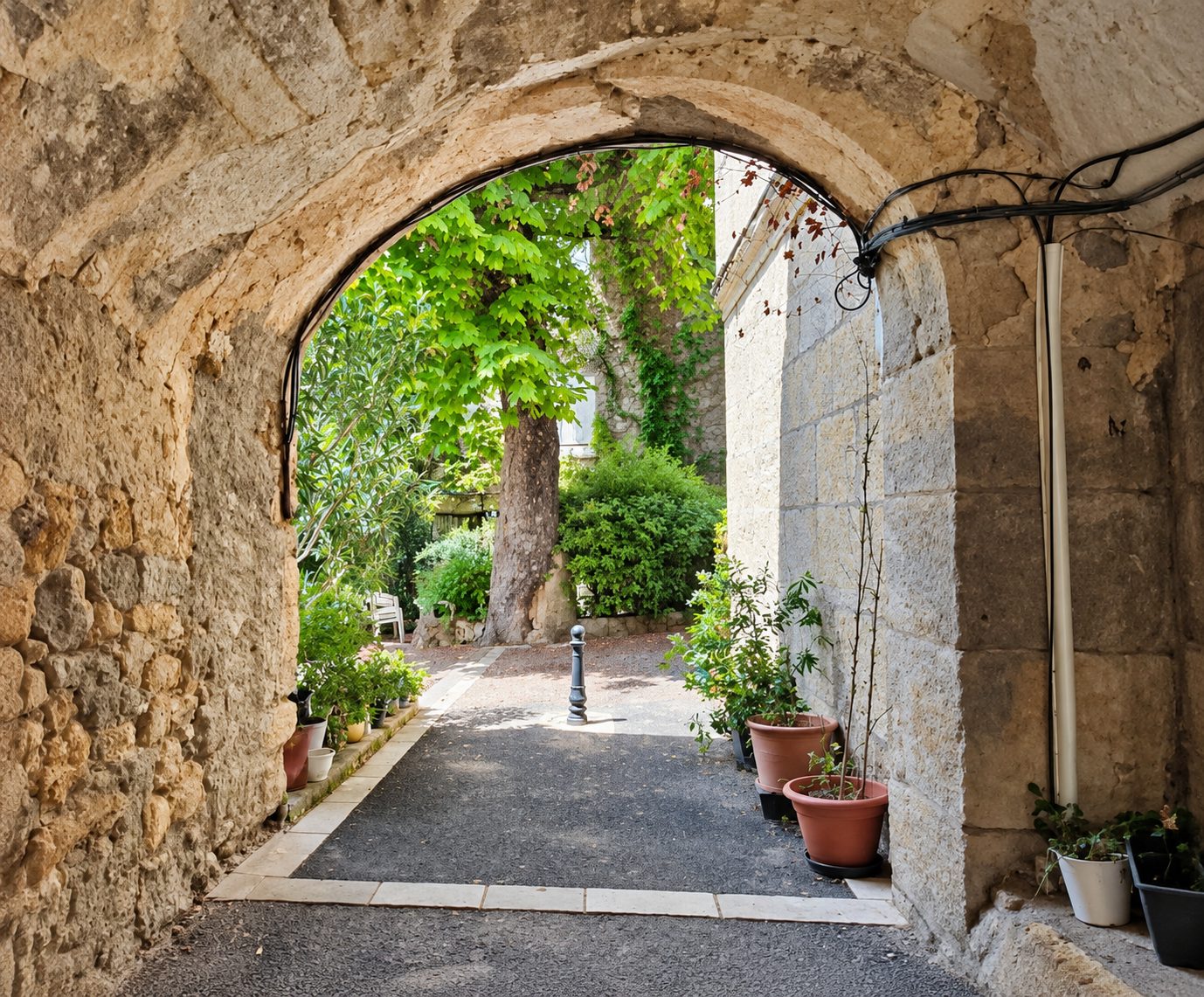 Passage voûté et cour intérieure