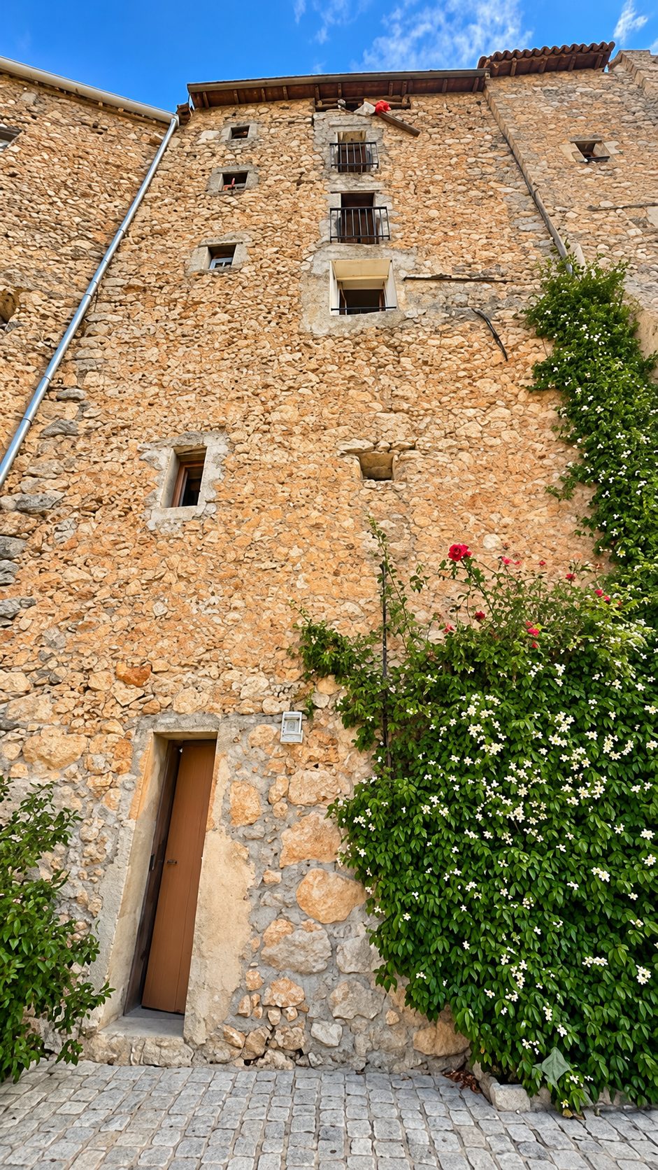 Façade en pierre du village de Châteaudouble